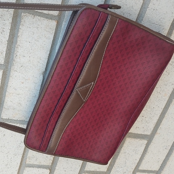 Liz Claiborne Pocket Book - Picture 9 of 11